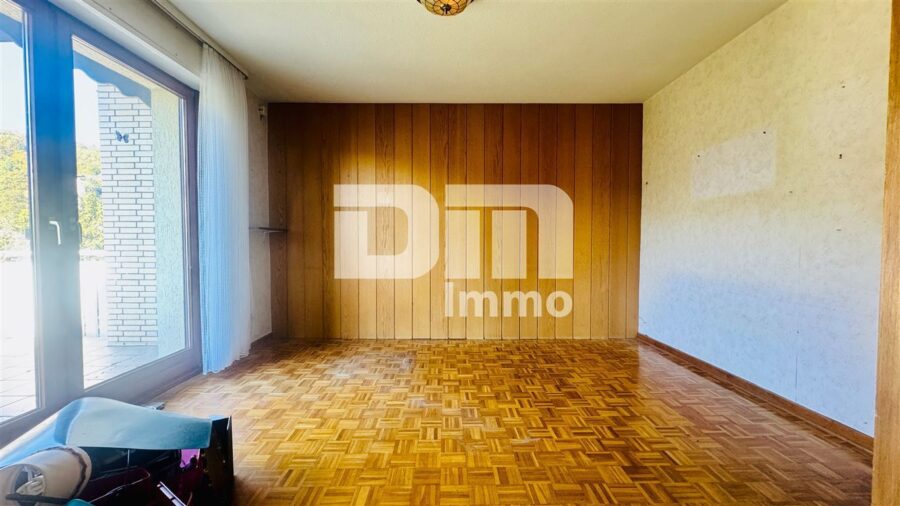 1-2 Familienhaus mit Nebengebäude (Ferienwohnung) + Halle / Garagen im Ensemble - EG Bestand Wohnzimmer / Esszimmer / Zugang Balkon